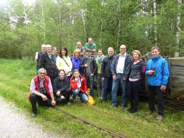 MitarbeiterInnen der Umweltschutzabteilung besuchen das Weidmoos